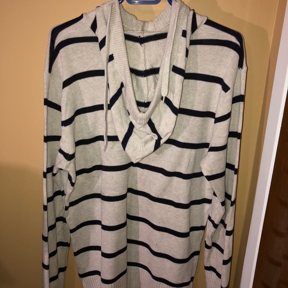 *TAG* white and black striped hoodie - Picture 2 of 3
